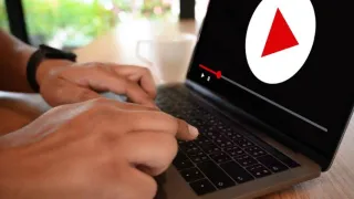 Podcast di YouTube sebagai media digital untuk menyampaikan informasi melalui percakapan antara host dan narasumber