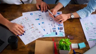 Strategi promosi digital interaktif melalui kuis, siaran langsung, dan diskusi untuk meningkatkan keterlibatan audiens.