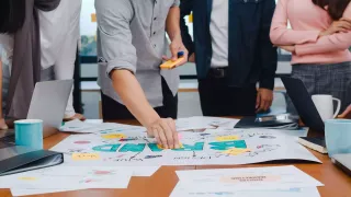 Strategi jingle merek melalui melodi khas, lirik sederhana, dan iklan audio untuk meningkatkan pengenalan konsumen.