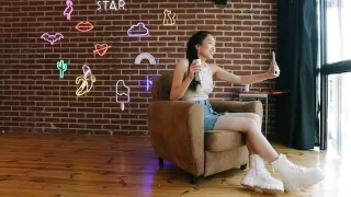 Strategi membuat konten informatif melalui cerita ringan, fakta akurat, bahasa sederhana, dan contoh praktis untuk menarik perhatian audiens.