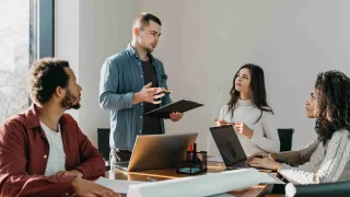 Strategi mengelola identitas merek di dunia virtual melalui desain digital, komunikasi konsisten, dan pengalaman pelanggan.