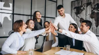 Strategi branding dengan unsur budaya lokal melalui desain, bahasa, cerita, dan kolaborasi tanpa kehilangan identitas merek.