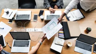 Strategi menyesuaikan nama produk untuk memperkuat identitas merek dan menjangkau konsumen di pasar internasional.