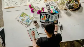 Teknik menggabungkan dua topik berbeda untuk menciptakan ide konten segar, relevan, kreatif, dan bermanfaat bagi audiens.