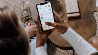 Ilustrasi pengguna menikmati hiburan digital melalui aplikasi TikTok di smartphone dengan berbagai video pendek