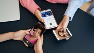 Ilustrasi penggunaan TikTok sebagai media digital untuk mengenalkan produk kepada audiens yang lebih luas melalui konten video kreatif