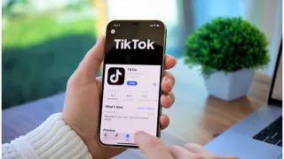 Generasi digital membuat dan mengedit video kreatif menggunakan TikTok sebagai ruang untuk berekspresi dan berkarya