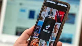 Tren viral dari tantangan kreatif di media sosial yang mendorong pengguna membuat konten unik, berkolaborasi, dan berbagi inspirasi.