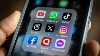 Pengguna X mengikuti percakapan digital dan berbagi informasi melalui media sosial