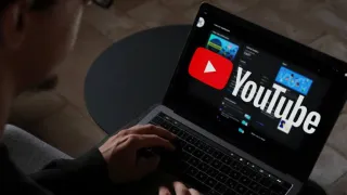 YouTube Shorts menampilkan format video singkat vertikal yang dapat digunakan kreator untuk menyampaikan informasi